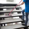 ¿Cuantas veces a la semana se debe limpiar el portal y la escalera de mi comunidad?